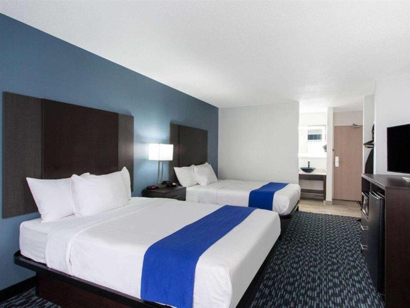 Baymont By Wyndham Charlotte University Exterior photo