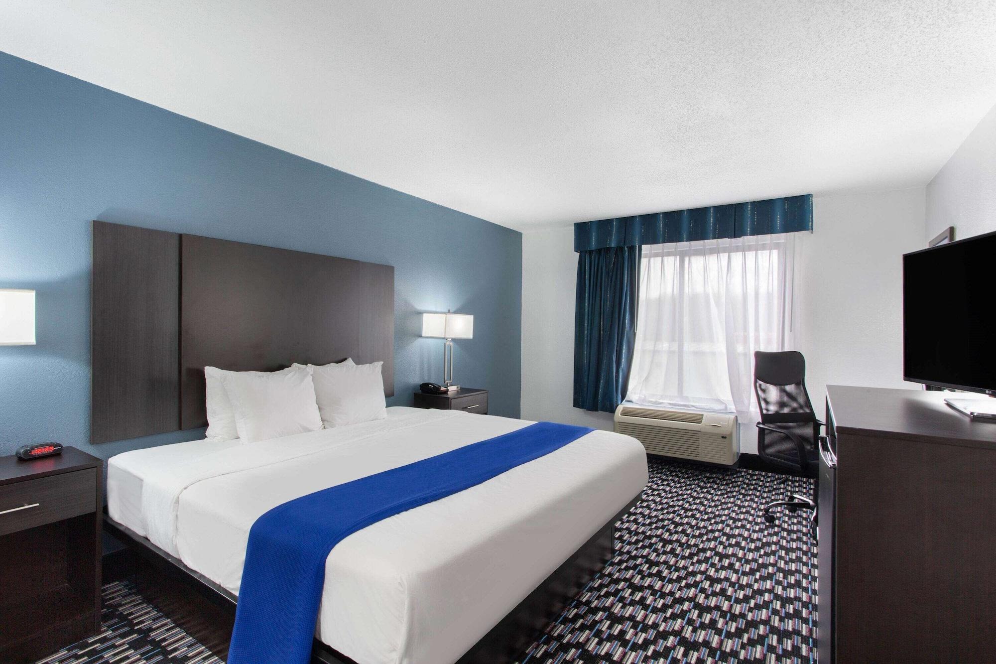 Baymont By Wyndham Charlotte University Exterior photo