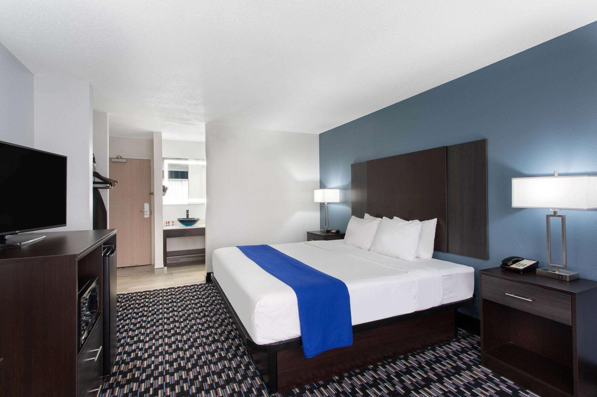 Baymont By Wyndham Charlotte University Exterior photo