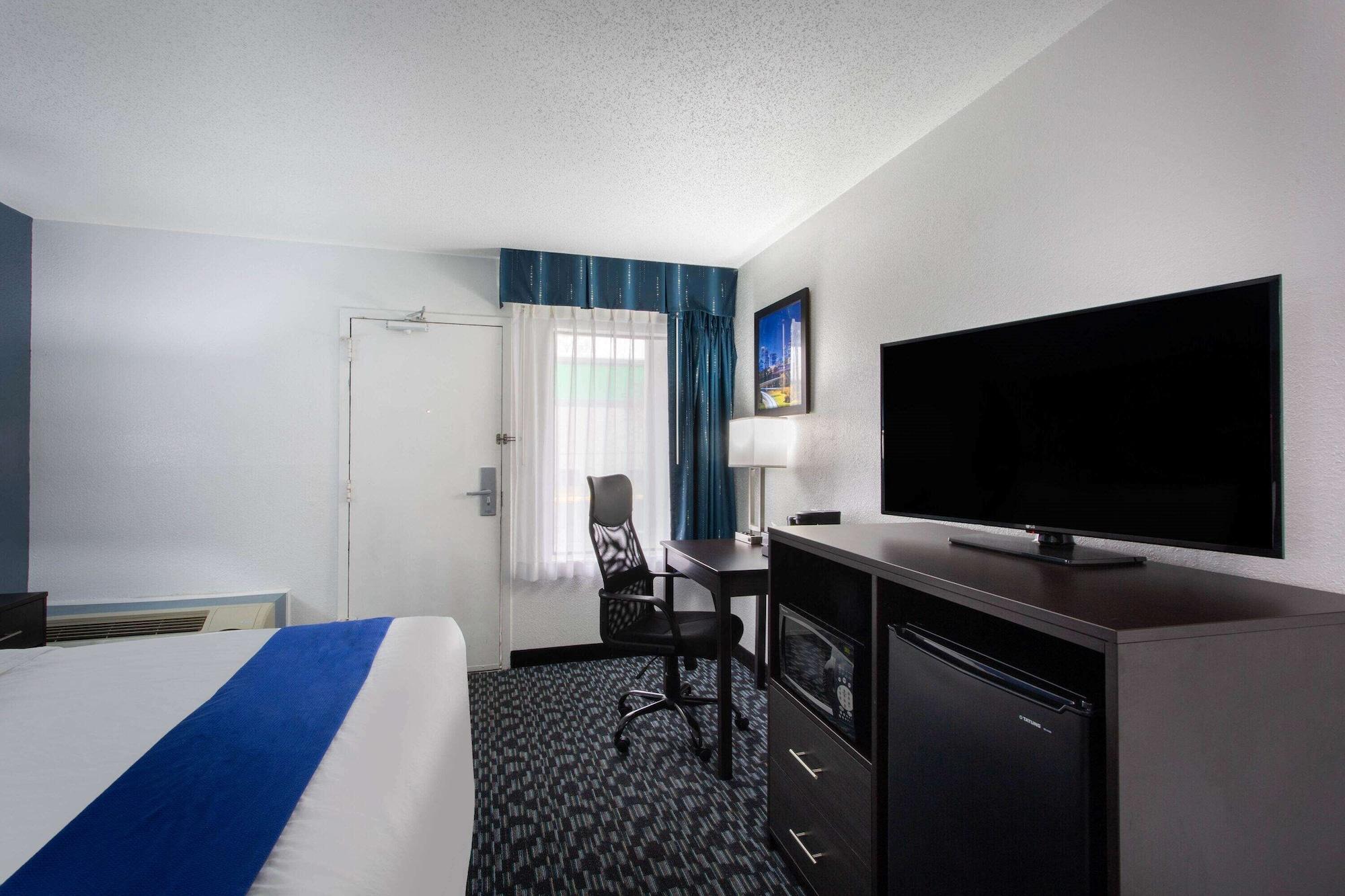 Baymont By Wyndham Charlotte University Exterior photo