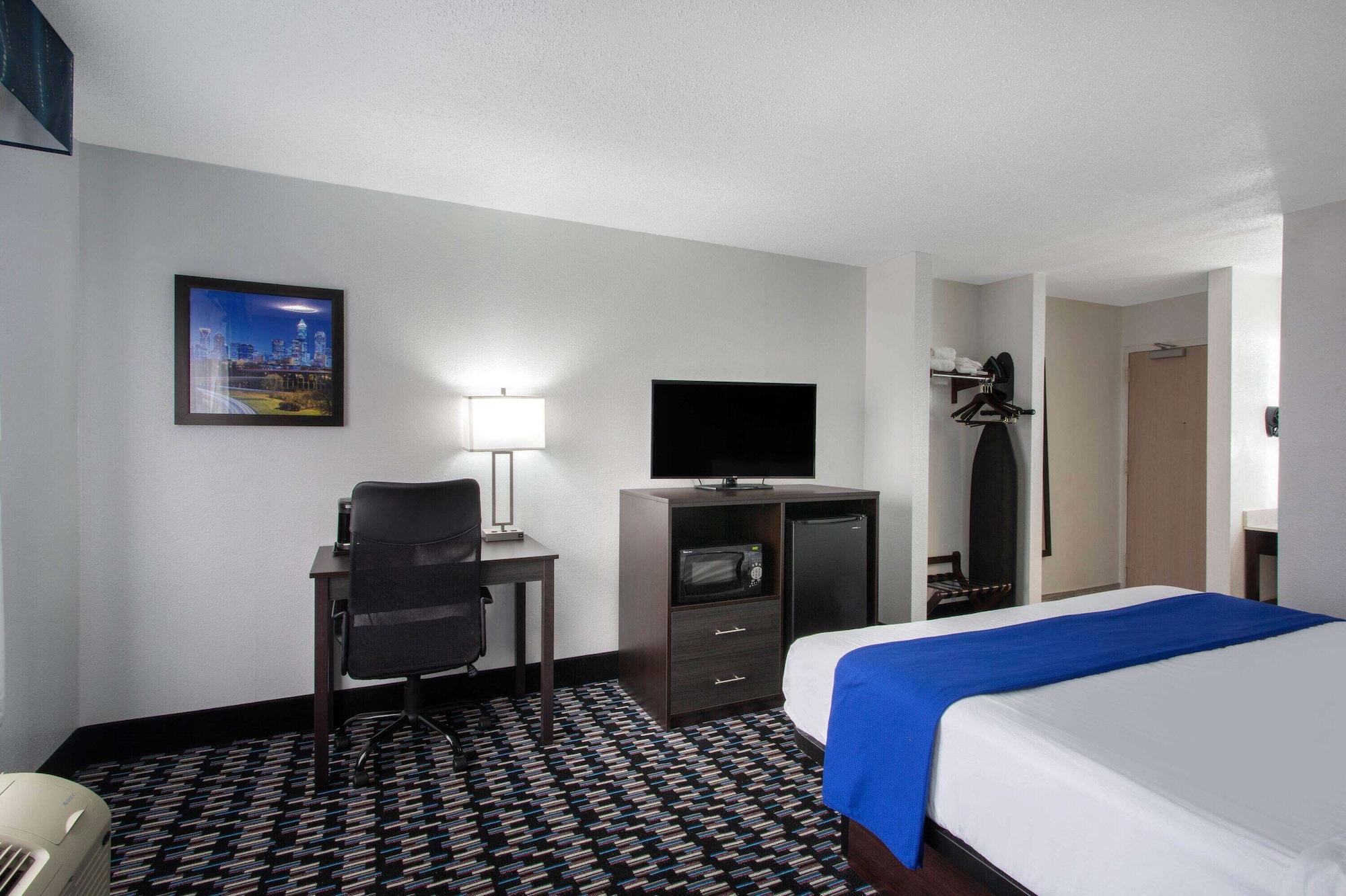 Baymont By Wyndham Charlotte University Exterior photo