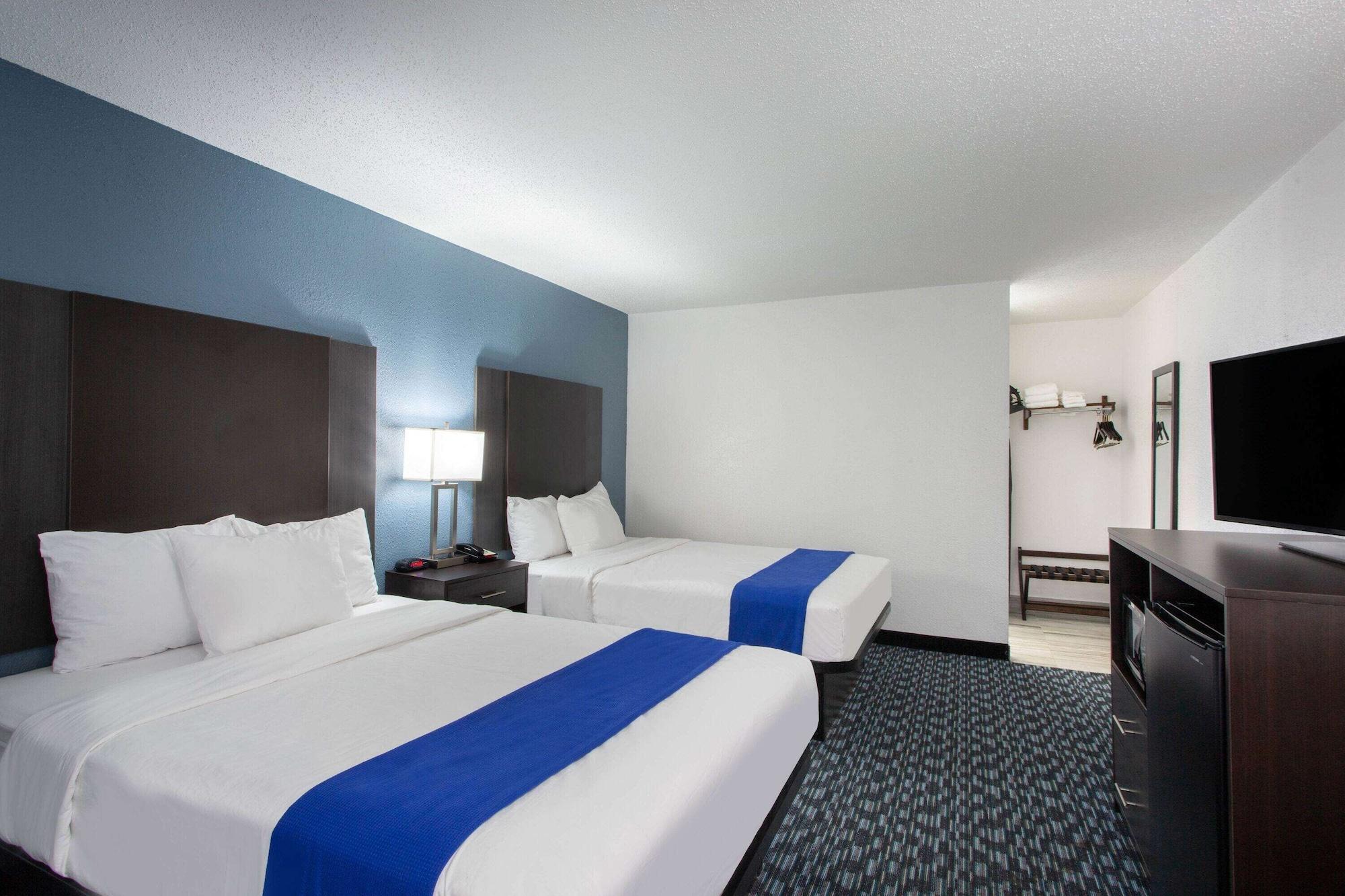Baymont By Wyndham Charlotte University Exterior photo