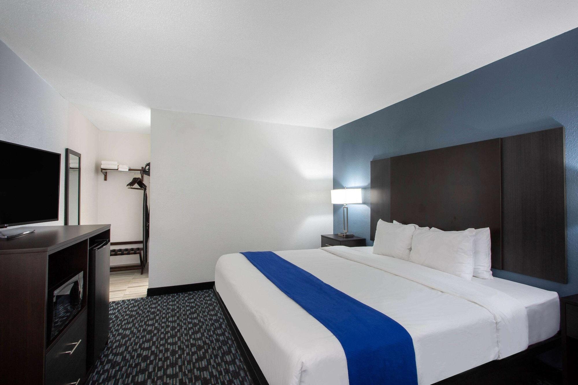 Baymont By Wyndham Charlotte University Exterior photo