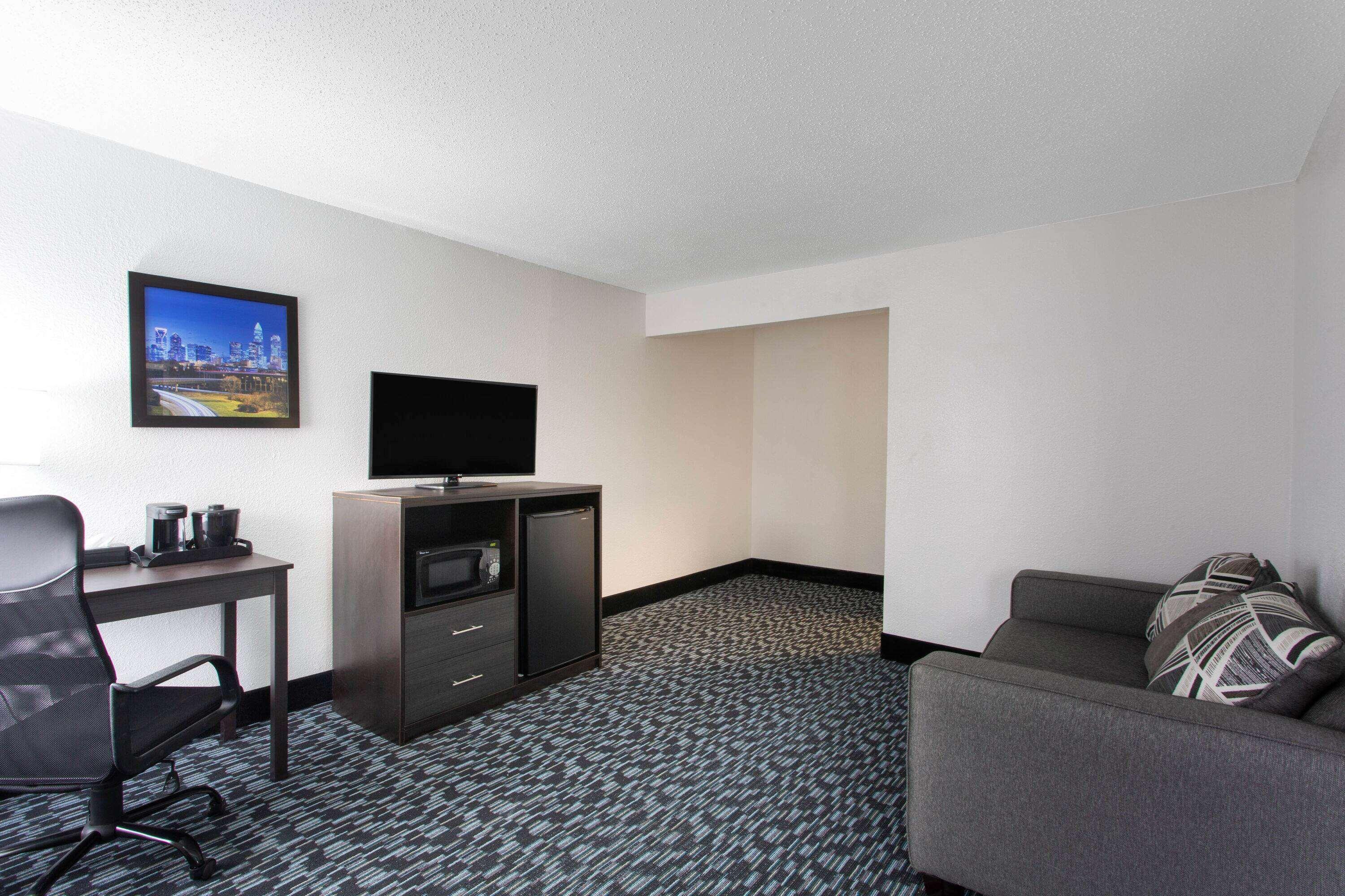 Baymont By Wyndham Charlotte University Exterior photo